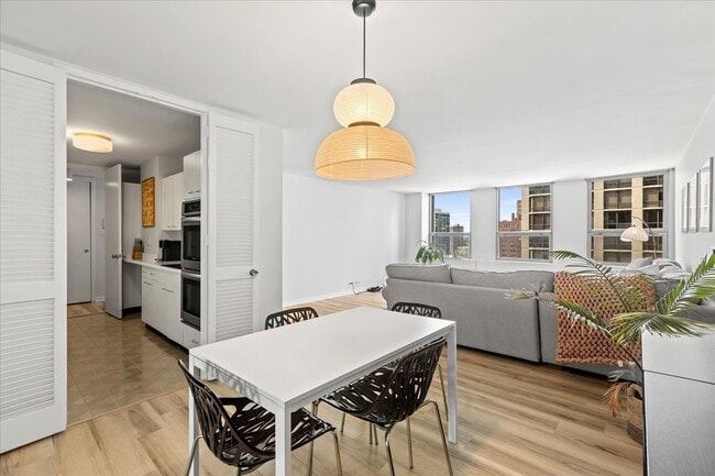Foto del edificio - 2626 N Lakeview Ave
