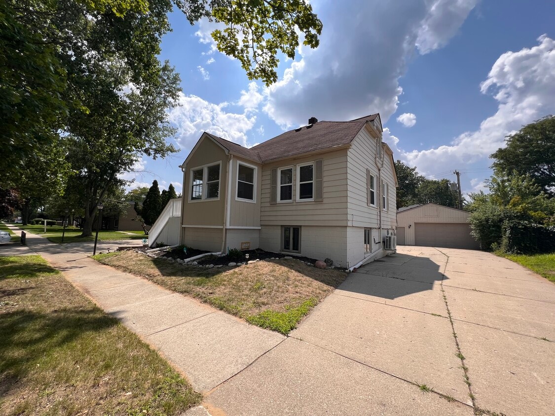Primary Photo - 15101 Hubbard St
