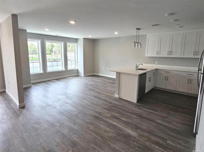 Building Photo - 221 Eastview Dr