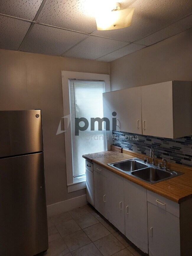 Foto del edificio - 1753 E Clay St