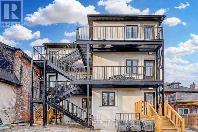 Building Photo - 252 Annette St