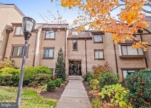 Building Photo - 1633 Parkcrest Cir