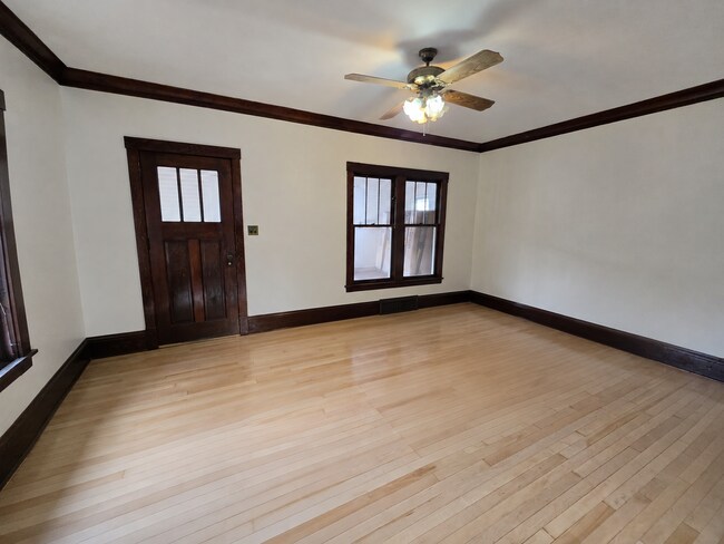 Foto del edificio - Charming 2 Bedroom Home with Sunroom, Hardwood Floors and River Views!