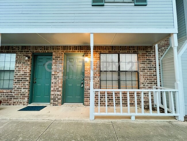 Building Photo - 929 W Hickory St