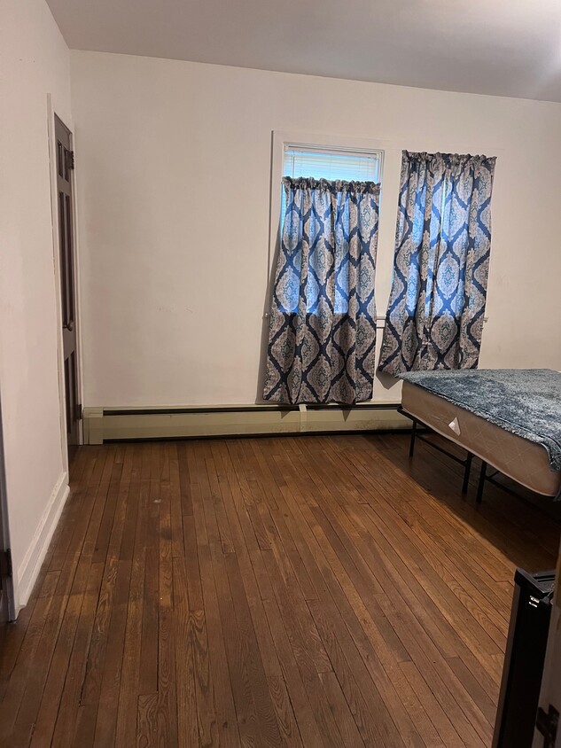 Southroom 3 - 4912 Derry St