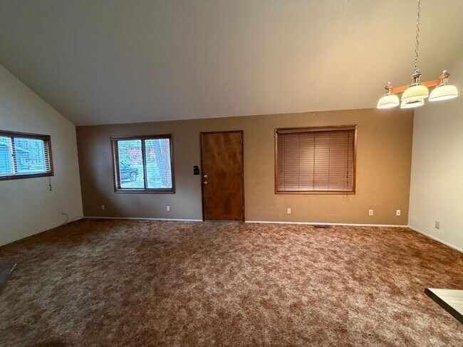 Foto del edificio - 3 Bed, 2 Bath Home Located In-Town and Close to Conveniences