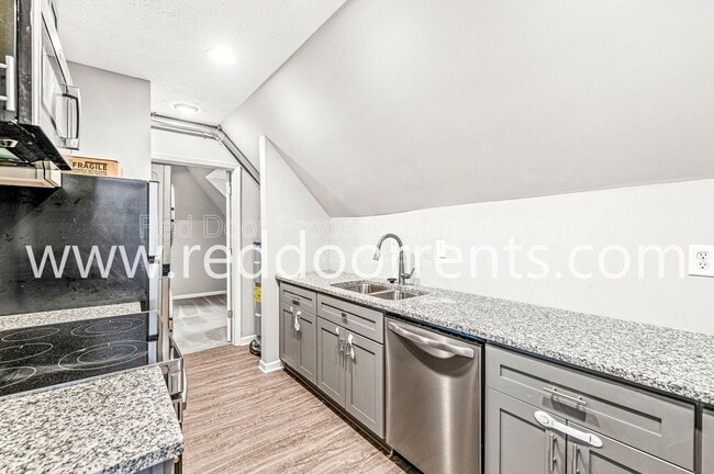 Foto del edificio - 2345 N Kenwood Ave