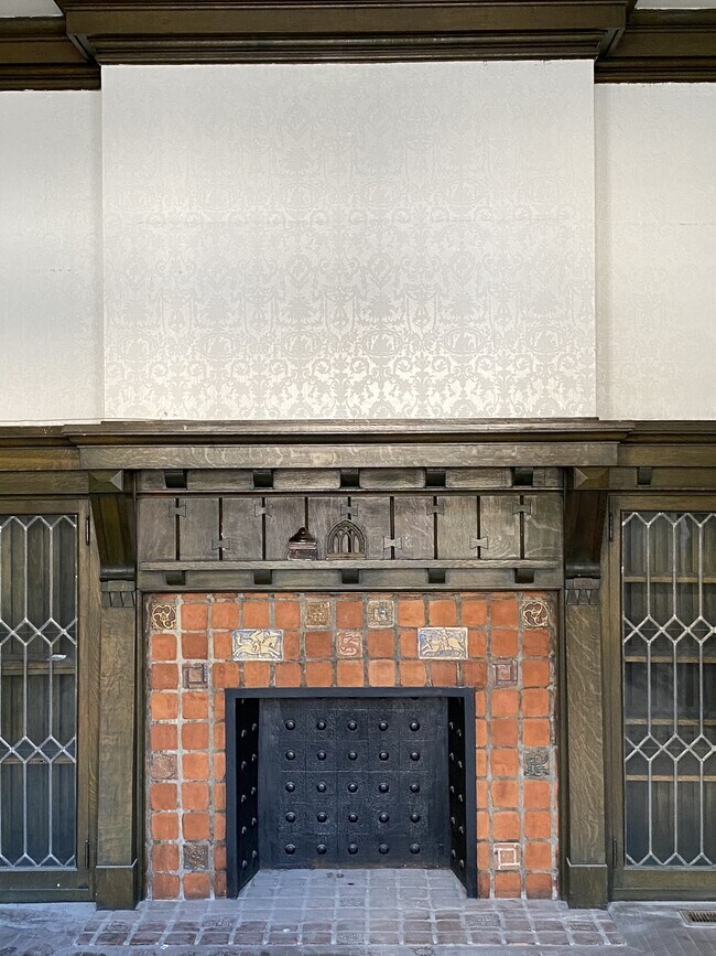 Sala de estar con chimenea - 2316 S Broad St