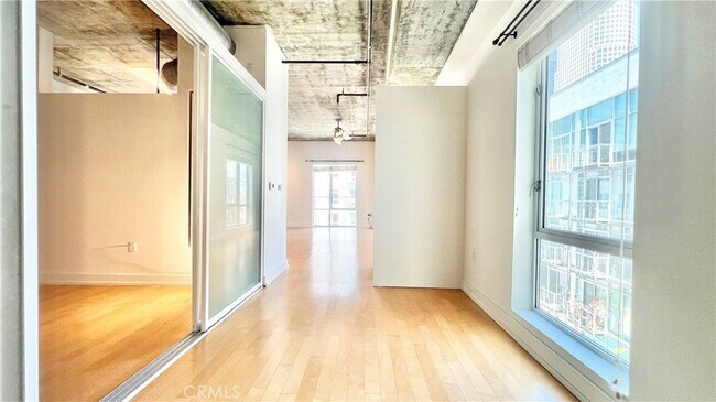 Foto del edificio - 645 W 9th St