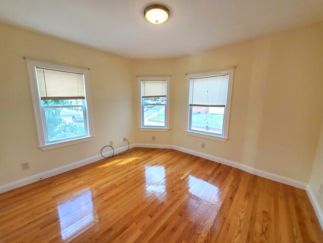 Building Photo - 161 Elm St