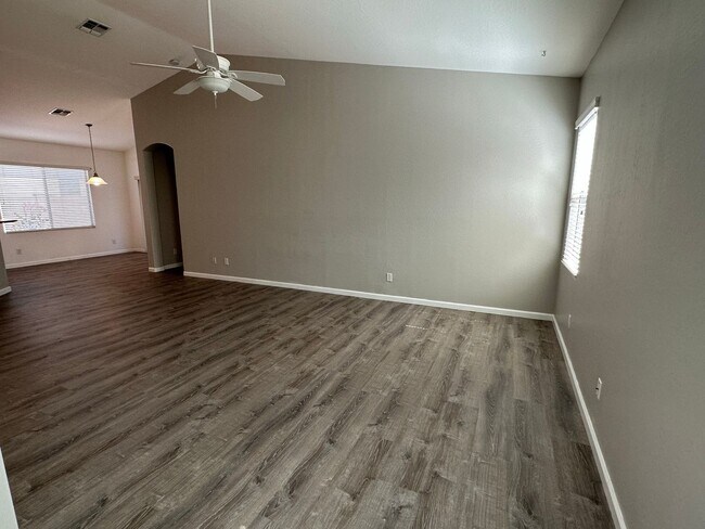 Building Photo - 4560 E Murrieta Rd