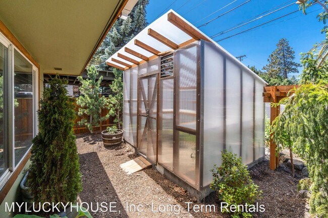 Building Photo - 2 br, 1 bath House - 904 NE 8th Street