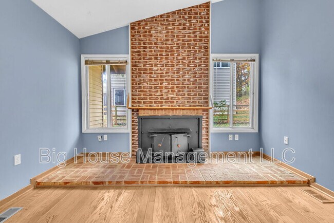 Building Photo - 122 Hillsdale Dr