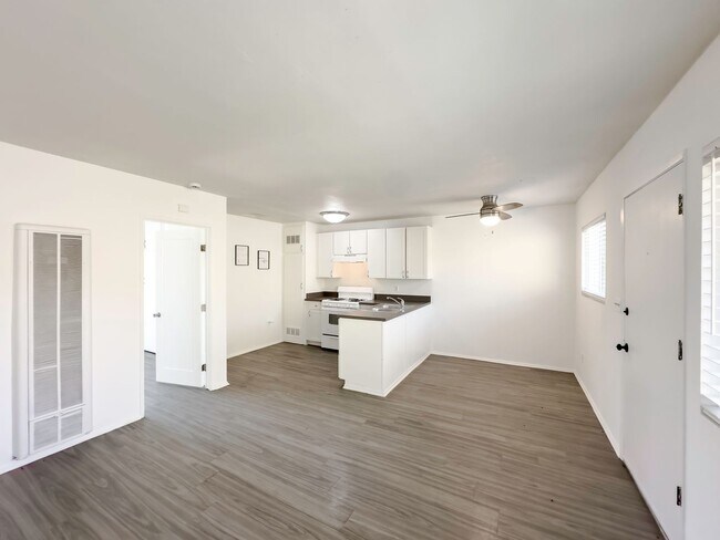 Building Photo - AVAILABLE NOW! 1 Bed / 1 Bath Condo w/ Yar...