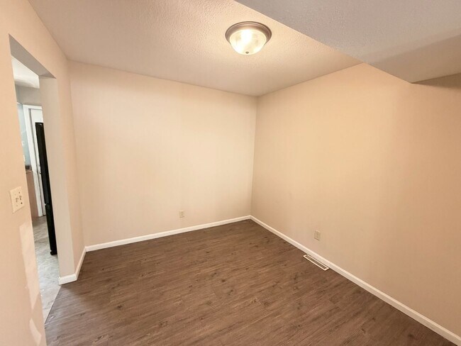 Building Photo - 706 Crescent Dr