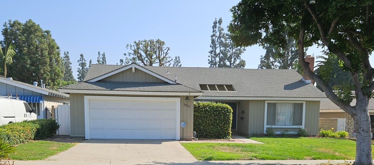 Primary Photo - 2525 N Linwood Ave