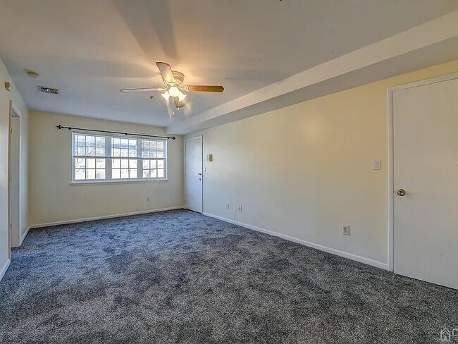 Building Photo - 143 College Dr