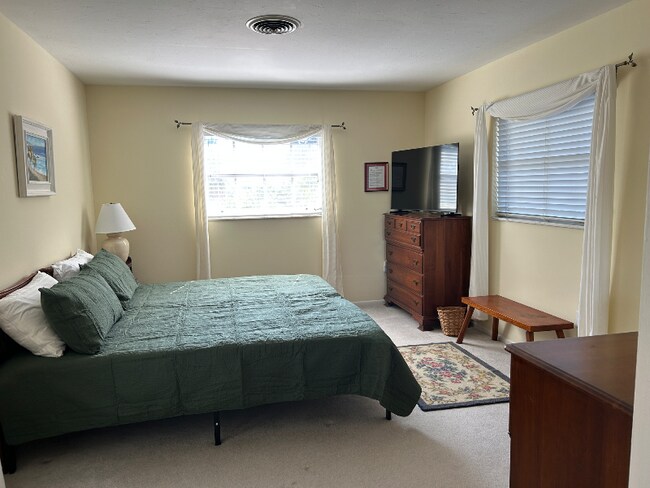 Foto del edificio - 1220 Lakeside Dr