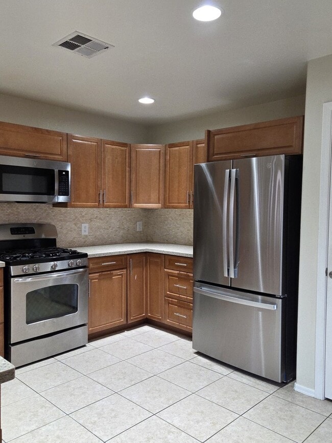 Building Photo - Stunning 4-bedroom 2-bathroom home