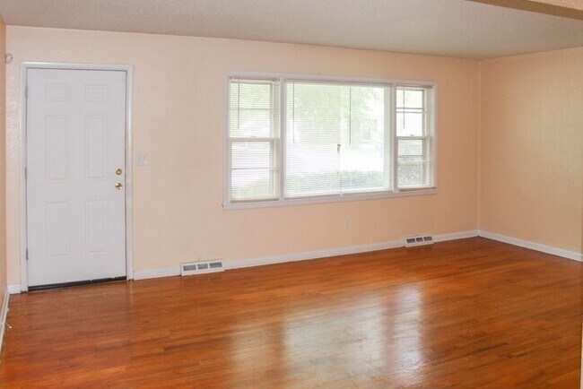 Building Photo - 3 Bedroom 1.5 Bath Raytown Ranch Style Home