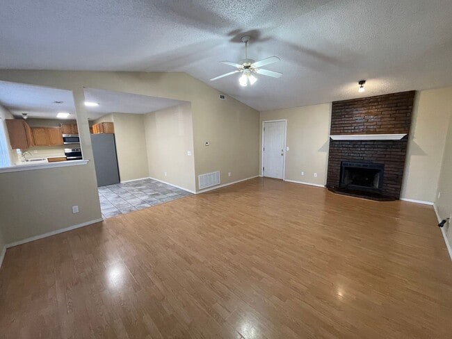 Building Photo - Spacious 3 bedroom 2 bath house. Located i...