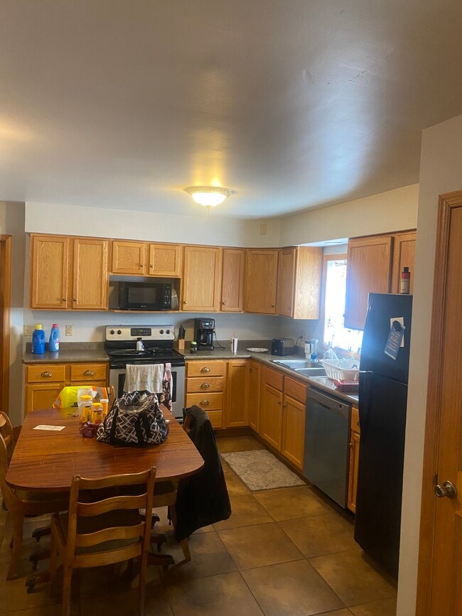 Building Photo - 928 E 8th St