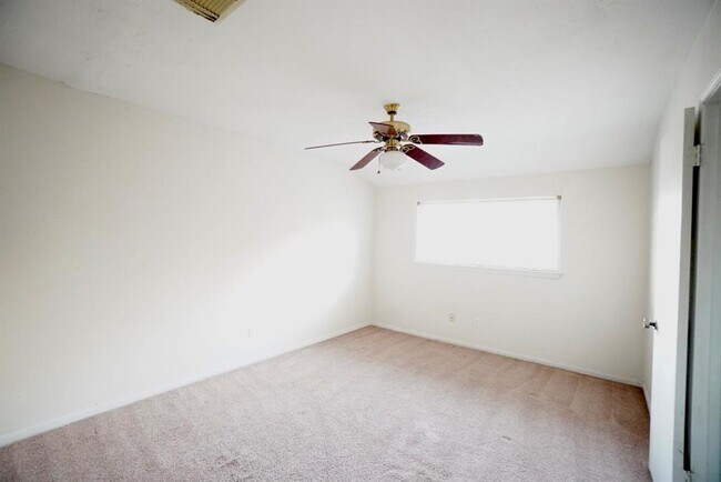 Building Photo - 2902 Meadowcreek Dr