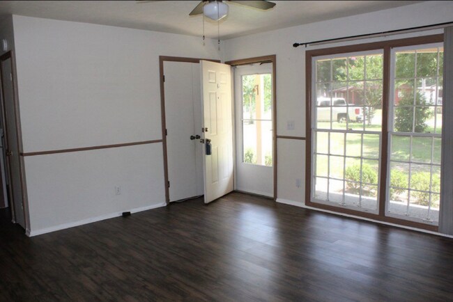 Building Photo - 909 Post Oak Dr