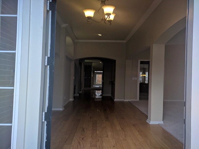 Building Photo - 2034 Camelot Dr
