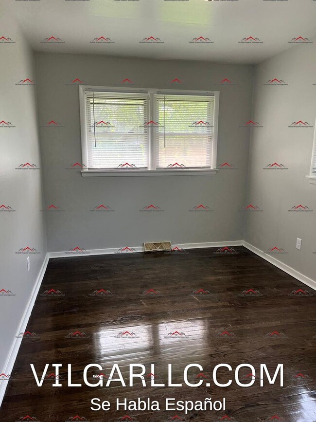 Building Photo - LARGE BEDROOMS! 3 - bedroom, 1 - bath hous...