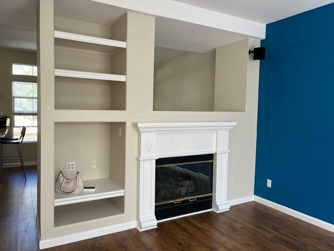 Cozy fireplace - 3595 Madison Cmn