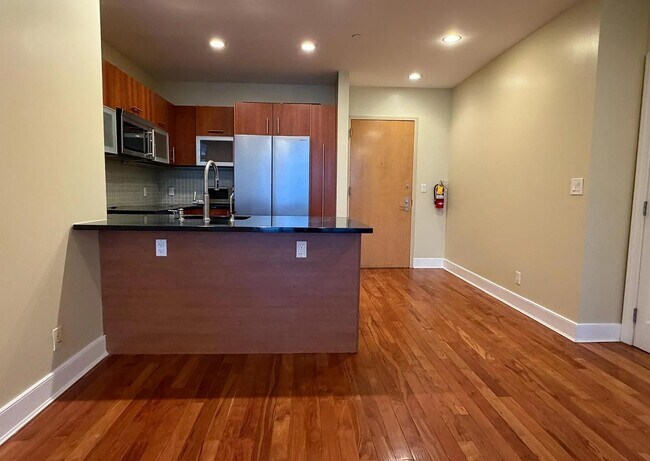 Foto del edificio - 8125 River Rd