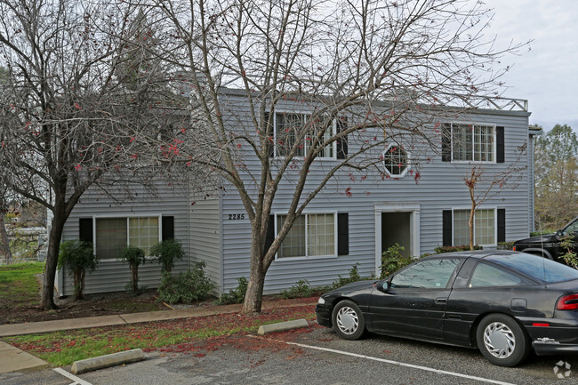 Building Photo - Colonial Village