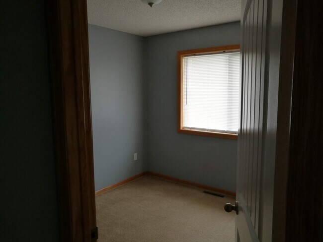 Bedroom 2 - 18778 Range Pole Point