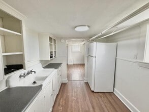 Building Photo - 433 College St