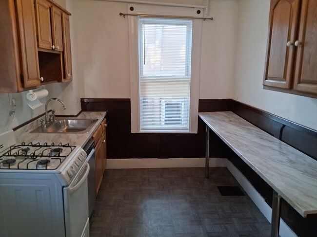 Building Photo - 32 Ellington Rd