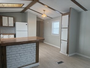 Building Photo - 913 Elm St