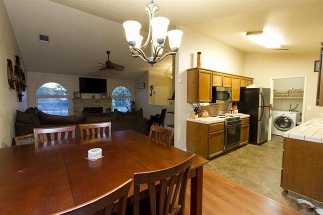 Foto del edificio - 6044 E Illinois Ave