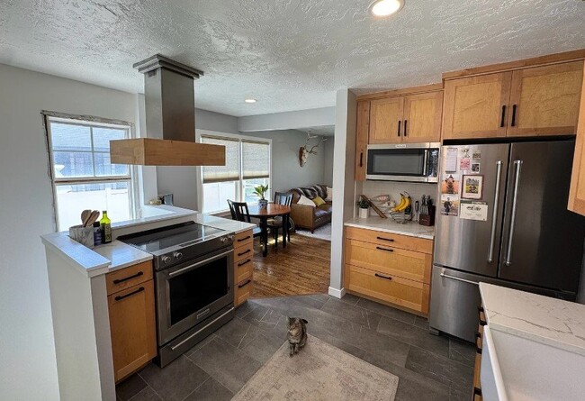Building Photo - 2065 Stratford Dr