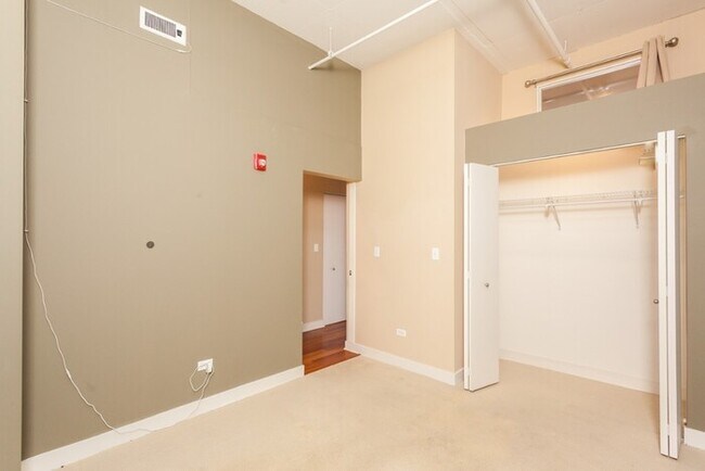 Building Photo - 740 W Fulton St