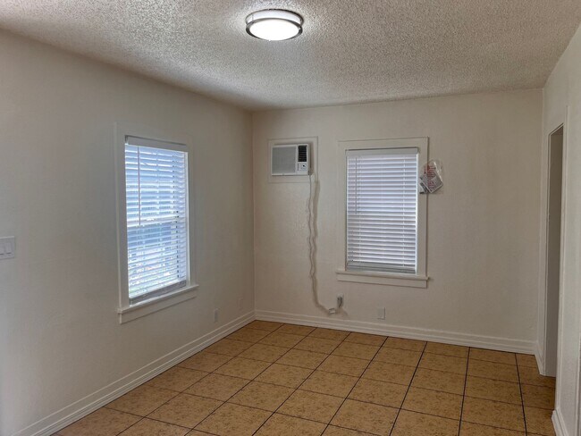 Foto del edificio - 361 W 16th St