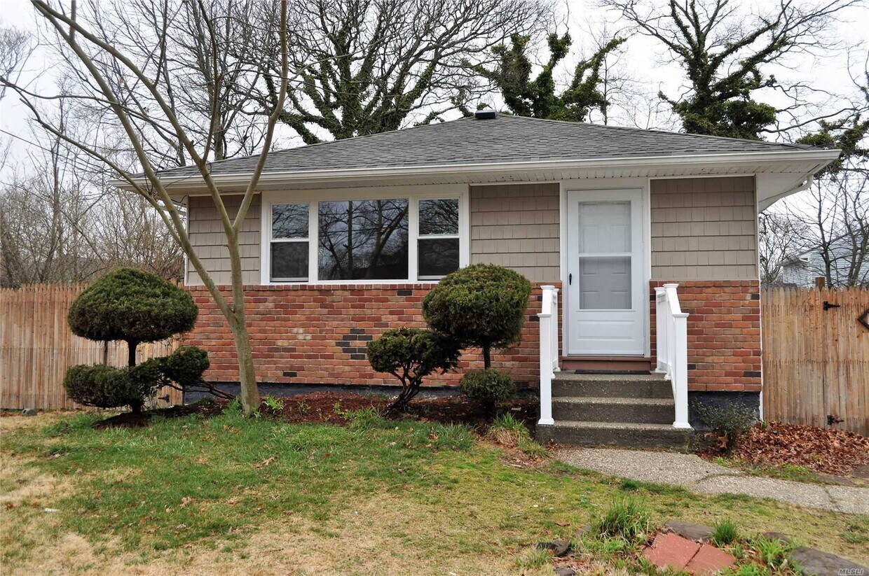 13 Wellwood Dr, Shirley, NY 11967 House for Rent in Shirley, NY