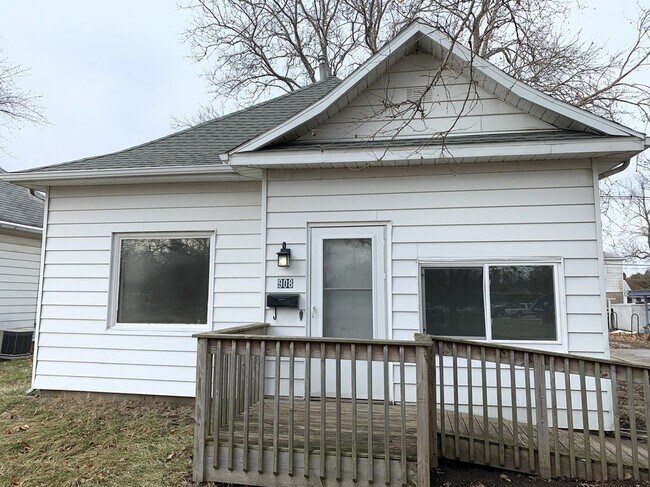 Building Photo - 908 e University ave