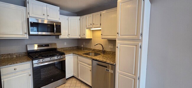 Building Photo - Beautiful 2-Bedroom Townhouse at CornerStone Condominiums