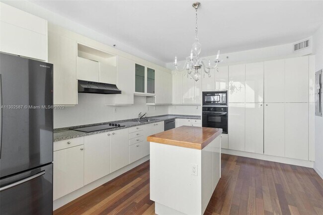 Foto del edificio - 300 S Pointe Dr