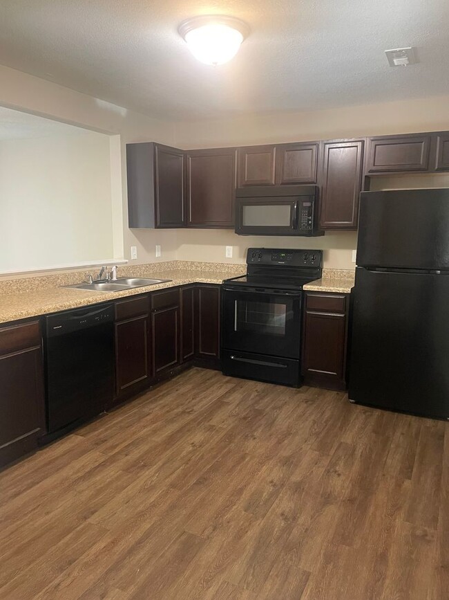 Building Photo - Knoxville 37918 - 2 bedroom, 2.5 bath townhome - Contact Lisa Vineyard and Shannon Russell (865) ...