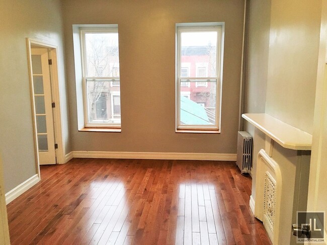 Building Photo - LARGE AND BRIGHT  1 BEDROOM  W/ OFFICE SPA...