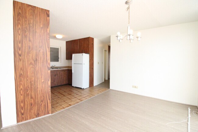 Building Photo - Kaimuki Jade 2 Bedroom, 1.5 Bath, 1 Parking!!
