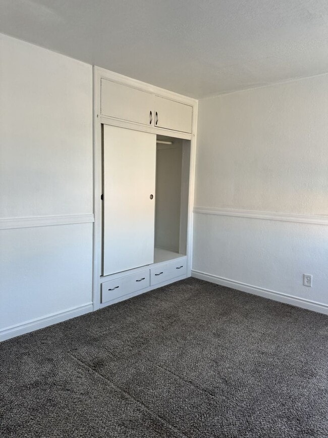Foto del edificio - See the potential in this charming rental