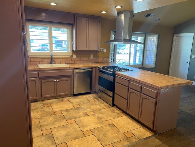 Building Photo - 1622 Royo Ranchero Dr